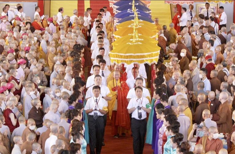 6000位僧眾四海雲來集—林口「國際供佛齋僧大會」嚴審戒牒，立規矩