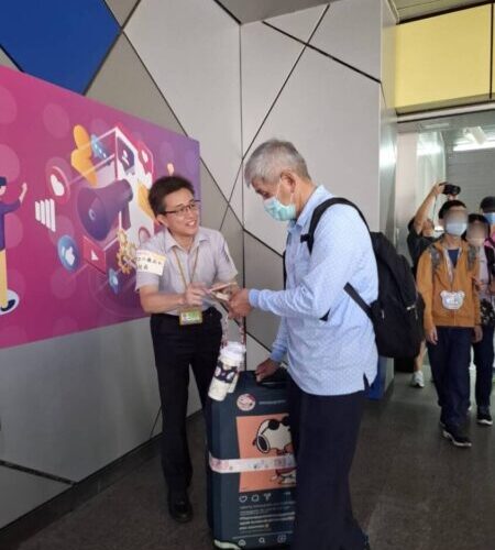心理健康月 高市衛生局捷運站快閃發送得獎金句種子卡