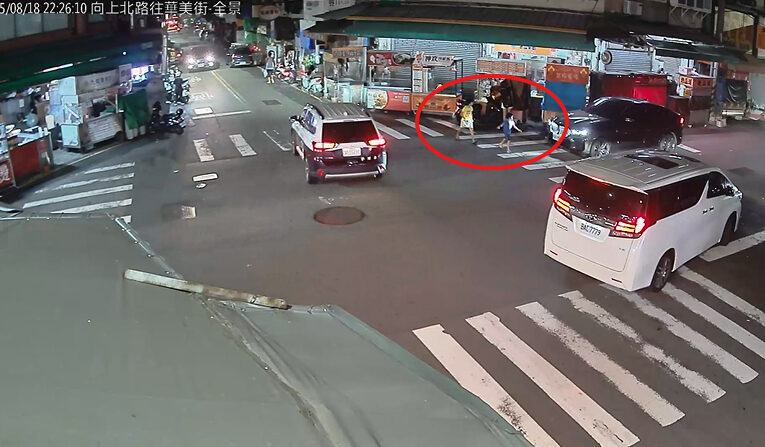 兩童深夜迷路只為玩寶可夢　公益警靠「藍衣黃衣」神助攻尋回