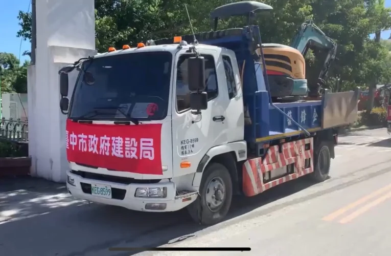 挺進花蓮馳援　中市建設局重機具投入泥濘災區