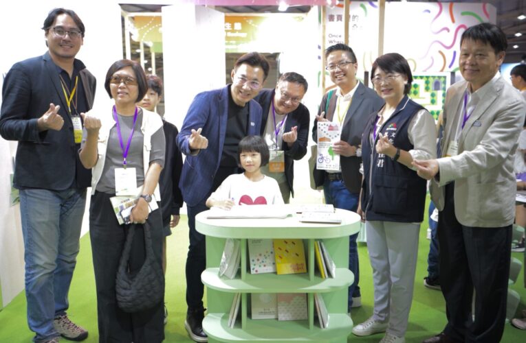 首屆兒少國際書展閉幕倒數！台中文學貢獻獎得主甘耀明驚喜現身　鄭副市長化身書迷購書
