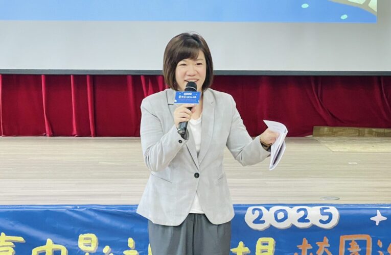 中市校園巡迴映演列車開進啟明學校　新聞局長：把電影的感動帶進校園