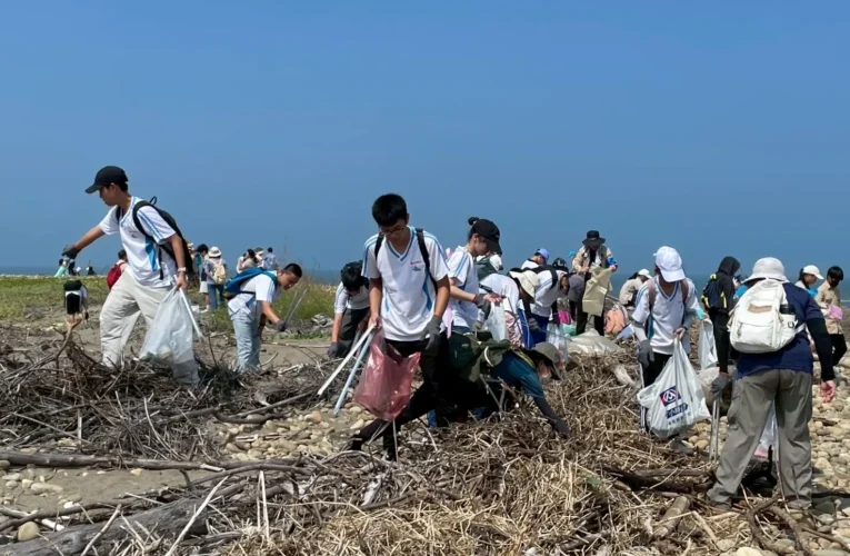 近千人響應淨灘　中市環保局推動「煙蒂不落地 減塑好生活」