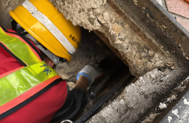 中市環保局清潔員伸援手　助巿民從水溝撿回手機