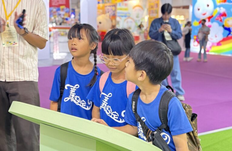 台灣國際兒少書展開幕首日參觀人潮湧現　台中館內互動裝置超吸睛