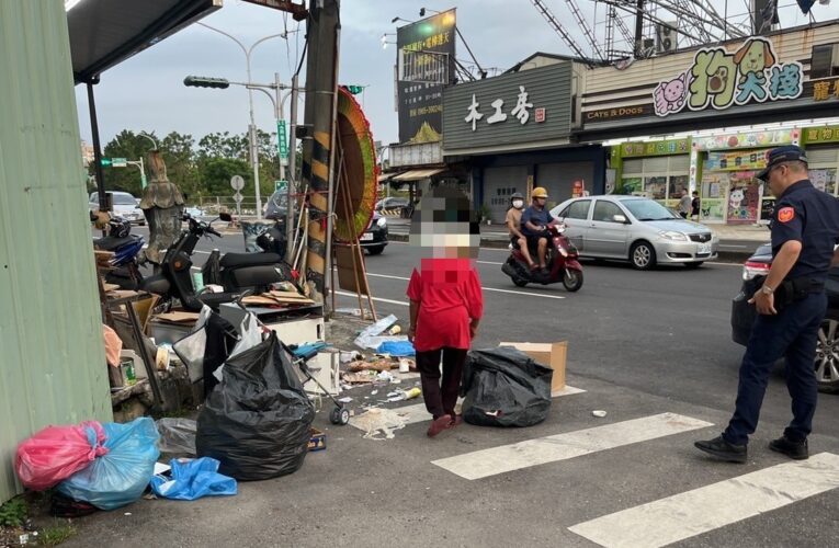 拾荒物堆放路旁　竹園警熱心協助婦人