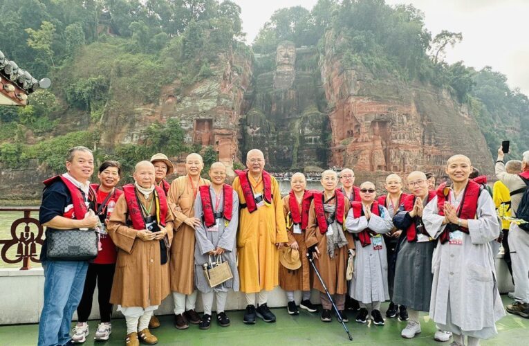 圓光佛學院畢旅朝聖峨眉山普賢菩薩   性尚院長當地放生兩隻甲魚皈依佛門