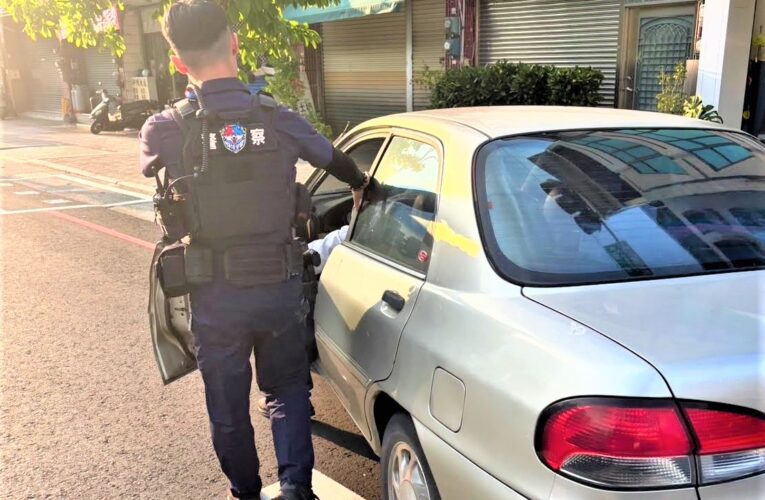 汽車故障停路中　八掌警協助移置