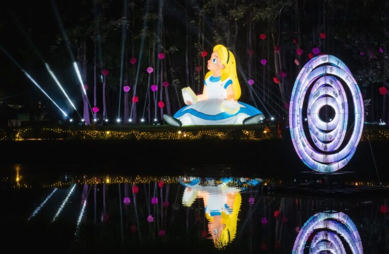 與9米愛麗絲合影變「小人」　嘉義市光織影舞10/4奇幻登場