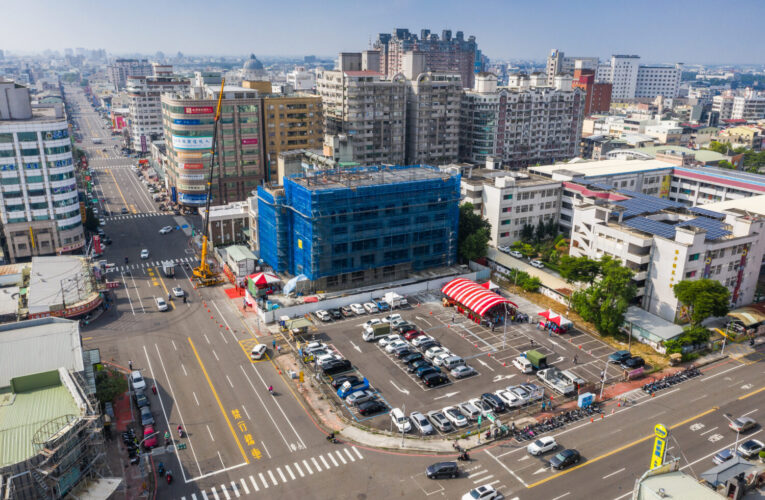 從橋下辦公到擁有新家！克服五度流標　嘉市西區區政大樓上樑