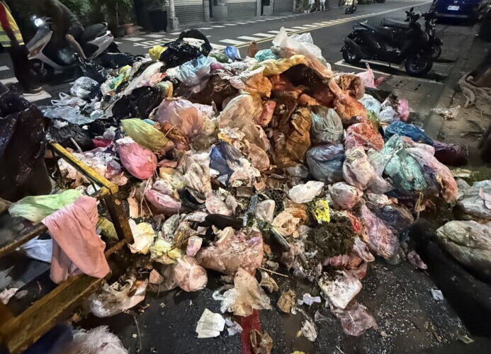 垃圾車冒煙驚險化解 高市環保局呼籲民眾垃圾排出前