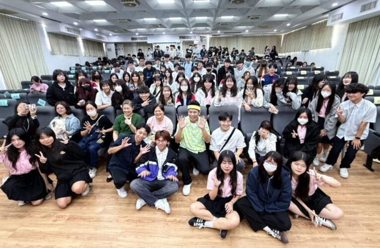 企管系成「蕉」點！ 香蕉哥哥直面大學生「負評」焦慮、親授「冰山 理論」下的微笑心法