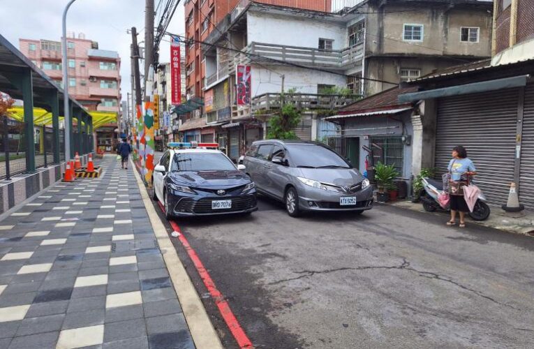桃市警車紅線違停擋巷口險象環生惹議　民眾批帶頭違法、形象受損