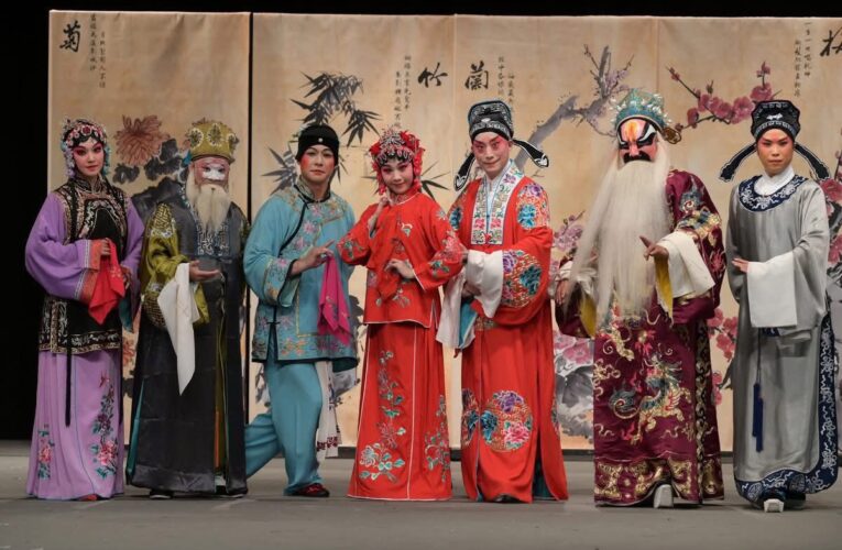 「小手牽大手」　 青年學子陪伴新北獨居長輩觀賞京戲　暖心傳承生命經驗