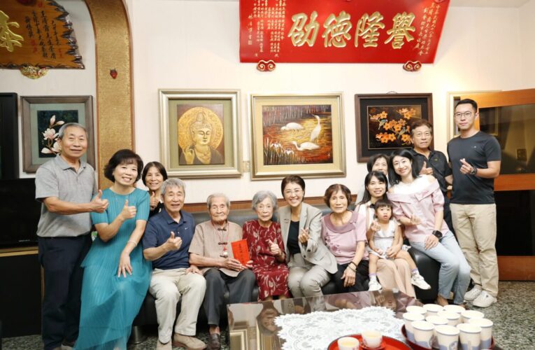 人間國寶王清霜等人瑞慶百歲　許縣長致贈萬元禮金及金鎖片
