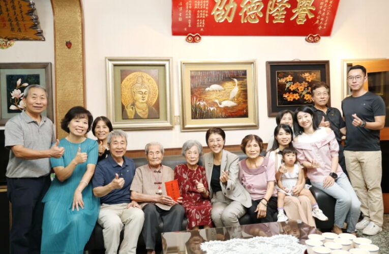 人間國寶王清霜等人瑞慶百歲  許縣長致贈萬元禮金及金鎖片