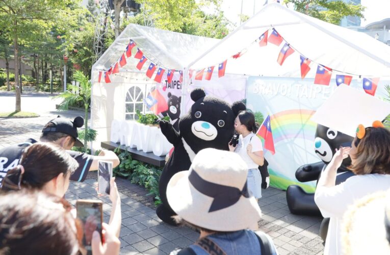 6公尺高熊讚穿國慶新裝！ 限時打卡兌換「國慶限定徽章」