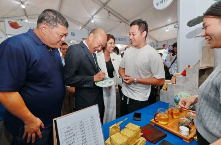 韓國瑜逛茶博 邀看南投國慶焰火品好茶