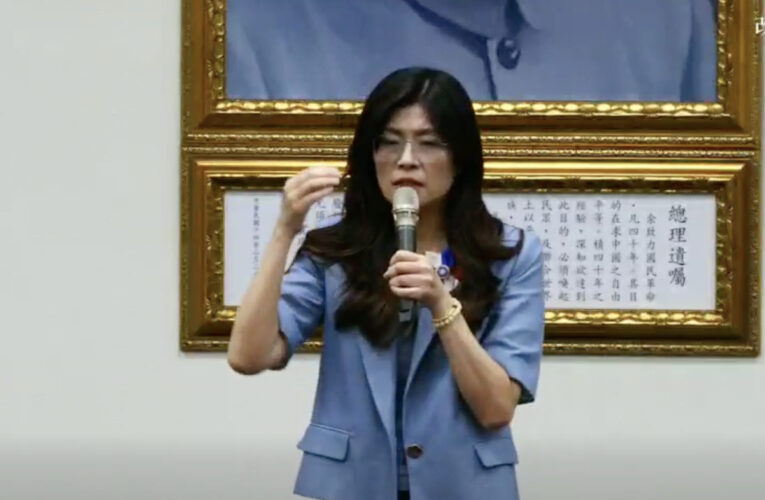 鄭麗文當選國民黨新主席 朱立倫優雅交棒羅智強祝賀