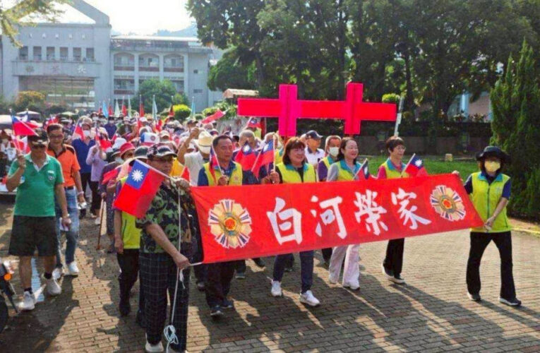 白河榮家國慶遊行迎雙十 家區國旗飄揚