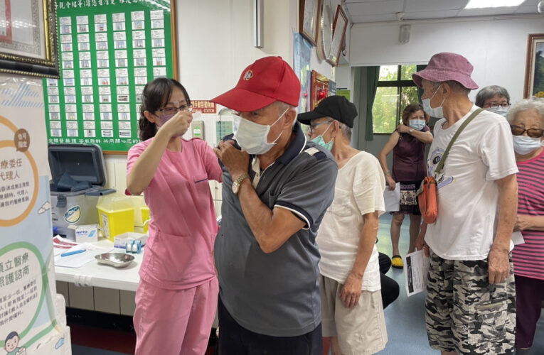 彰化榮家流感新冠疫苗接力接種  溫馨贈銀耳露守護長輩健康
