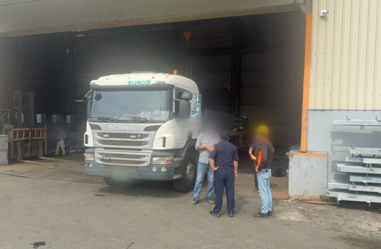 高雄吊掛鋼架出狀況　當場砸死1女、1男骨折