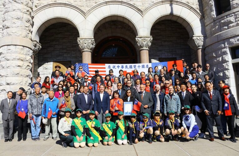星條旗與青天白日旗齊飄揚　黃敏惠率團雪城同慶中華民國國慶