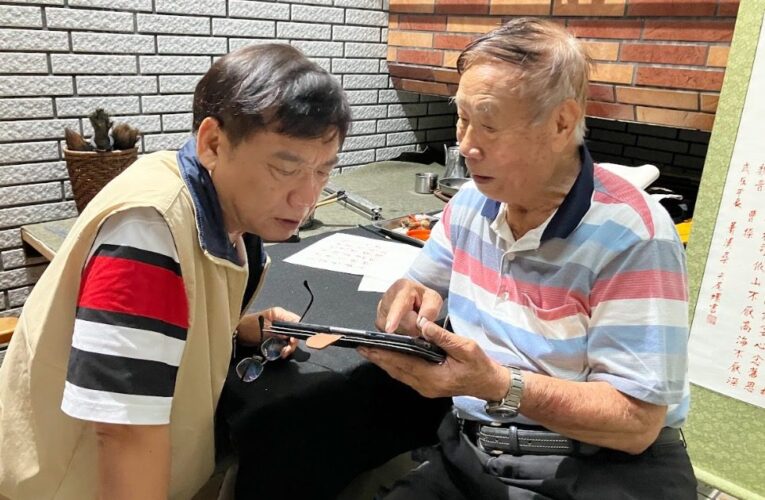 高雄市榮服處邀請90歲榮民揮毫　紀念抗戰勝利文藝展盛大登場