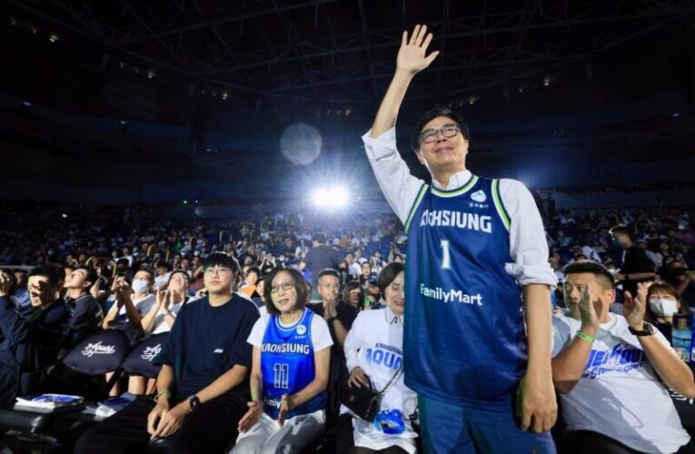 高雄全家海神新賽季開幕戰熱血登場  市長陳其邁蒞臨開球 海神拿下主場首勝