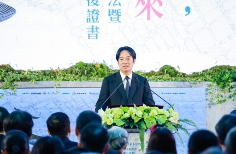 陳其邁陪同總統出席「誌過去，致未來—平復國家不法暨頒發名譽回復證書聯合典禮」