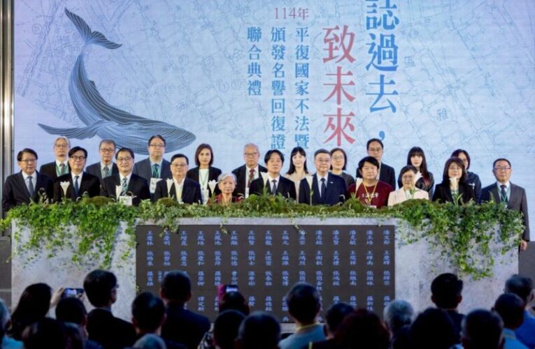 陳其邁陪同總統賴清德「誌過去，致未來聯合典禮」