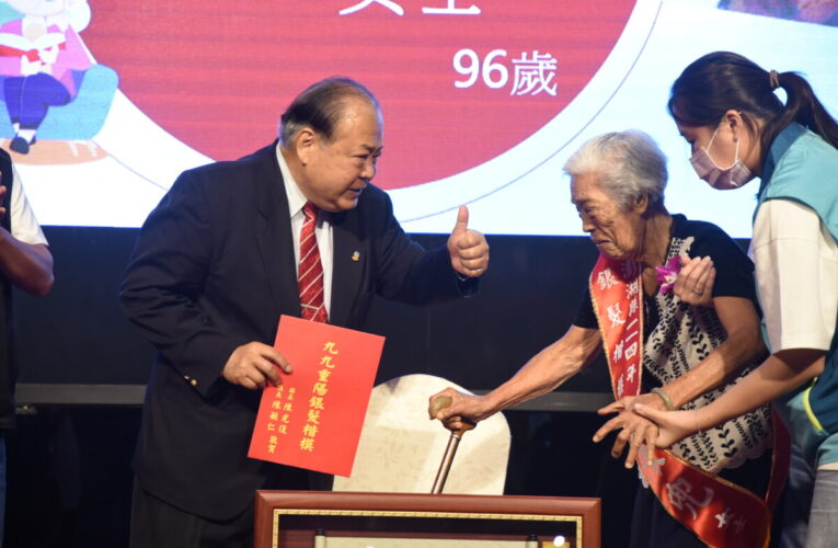 澎湖縣長陳光復表揚銀髮楷模 共創友善高齡環境