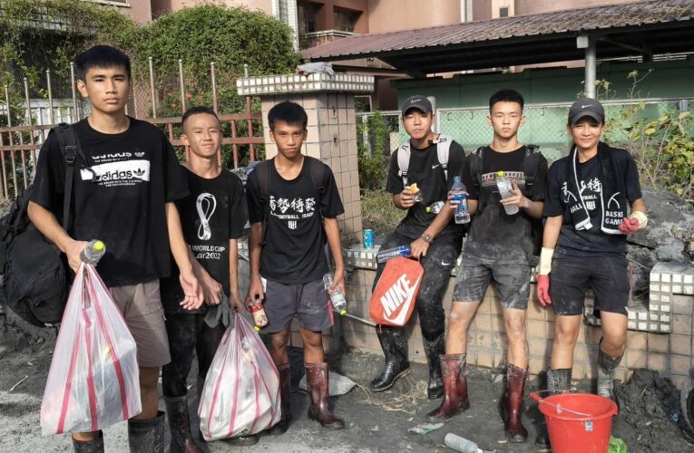 暖心！復興高中足球小將　自費馳援花蓮助災民清家園