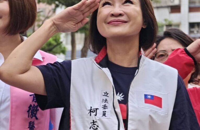 柯志恩：國慶日國旗不應該只在果貿社區飄揚 高市府強調：市府行政中心每年均懸掛巨幅國旗 駁斥柯志恩發言不符事實