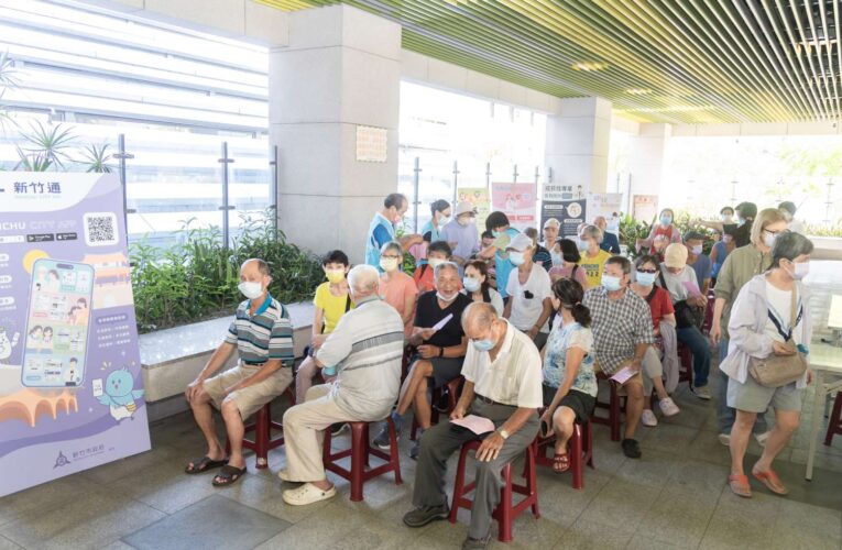 竹市流感新冠疫苗首波開打　邱臣遠鼓勵市民踴躍接種