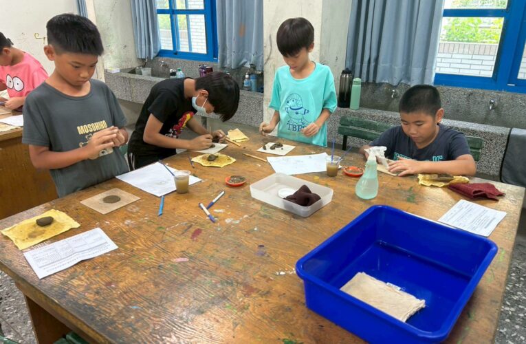 以泥土與植物作畫　吳玳瑩《歸》鄉攜手中市太平學童實踐永續藝術