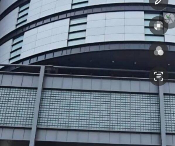 新光三越百貨外牆燈箱破損　中市府要求限期改善 今早修復完成