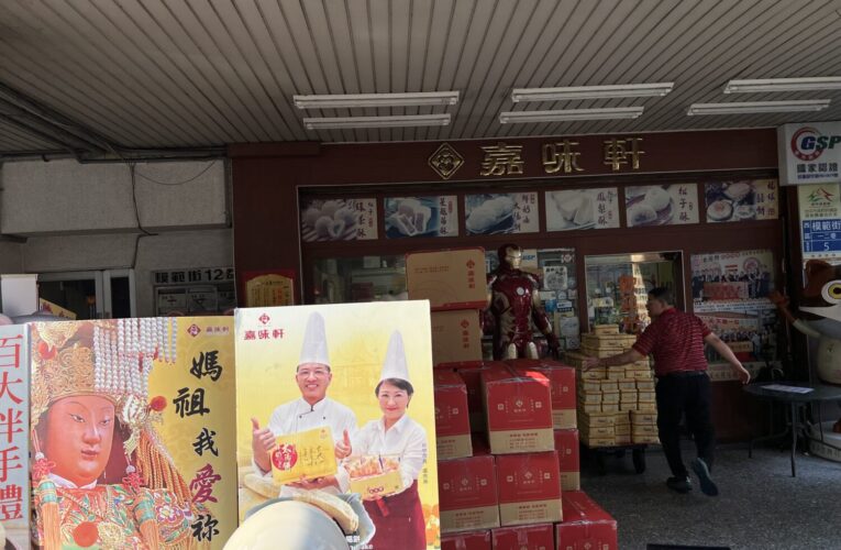 台中市府專車送達花蓮！在地企業嘉味軒捐贈6000片太陽餅獻暖　盧致謝讚義舉