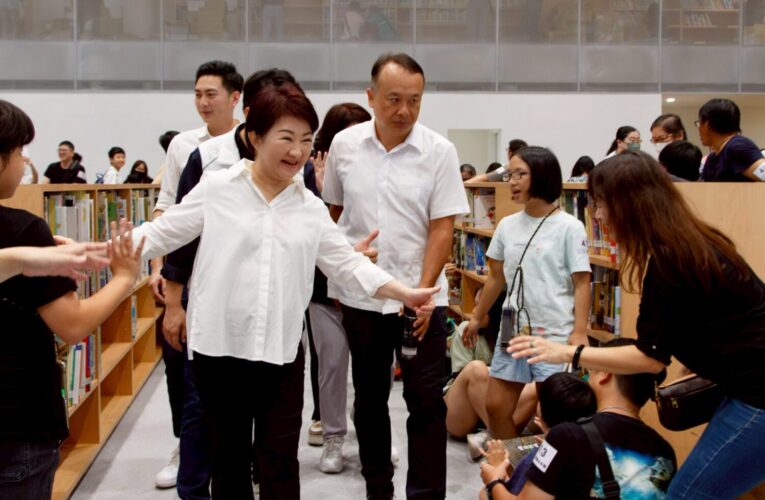 綠美圖「閱讀台中隊」 開啟總館新篇章！ 　盧秀燕與市民接力 「上架新書」：迎接世界級圖書館