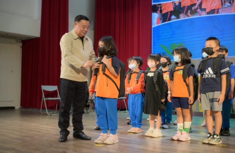 邱奕勝議長發起「背包傳愛」助學行動　用愛為孩子裝滿希望