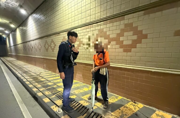 老翁迷失地下道　八掌警即時救援助返家