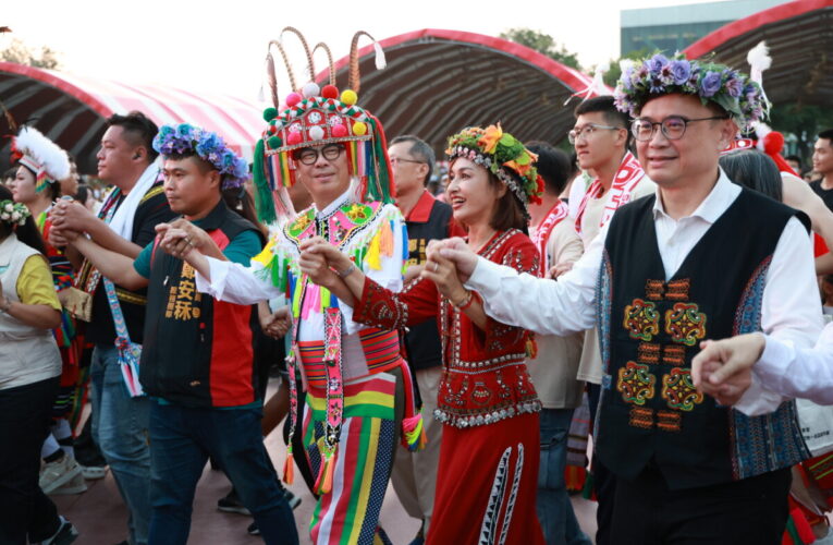 創歷年規模「2025 TAKAO豐潮」衛武營登場 高市長陳其邁與千人圍舞展現高雄多元文化