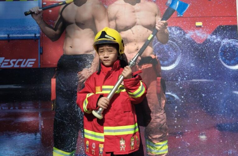 「全民守護、消防萌力」！新北消防局2026年形象月曆開賣　小小消防員萌力破表