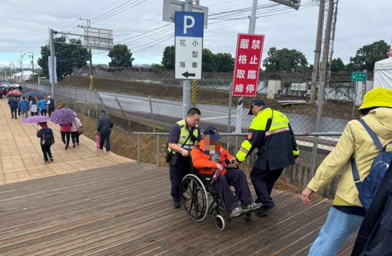 新社花海現「溫馨一幕」　東勢警協助行動不便長者賞花深獲肯定