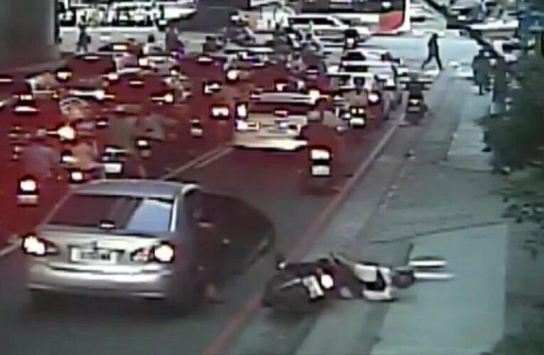 未看後方開車門！「開門驚嚇」釀機車倒地 警提醒荷蘭式開門法