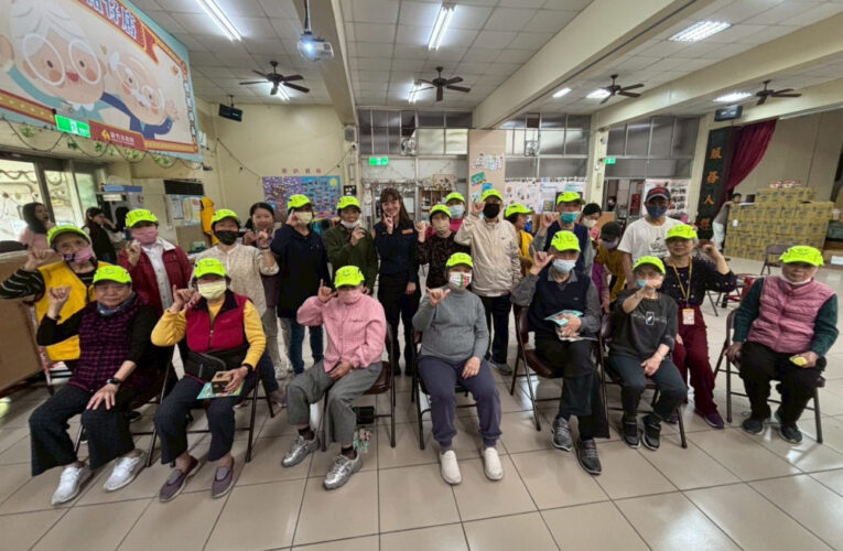 強化高齡行人夜間安全　竹市警深入社區宣導並發放反光三折帽