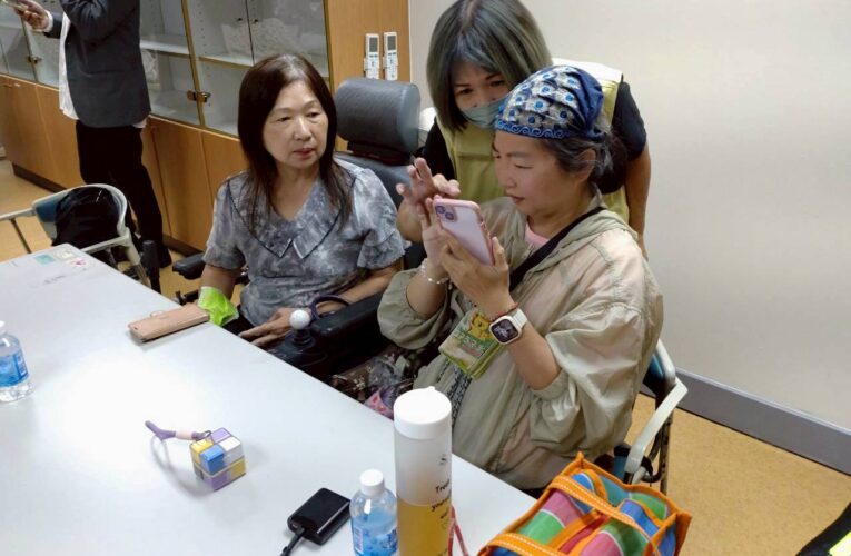 大臺南公車志工創新服務登場 陪伴長者與身障者學習智慧等車 打造友善交通環境