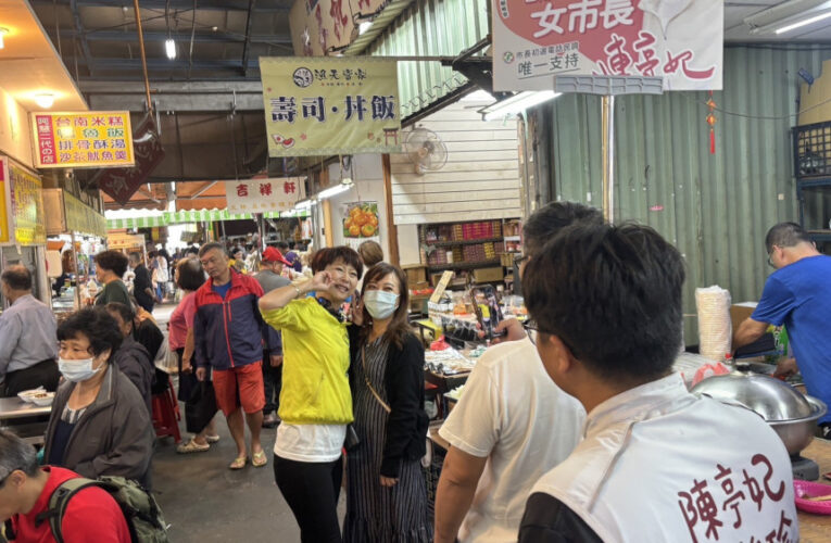 立委陳亭妃走入市場 呼籲姐姐妹妹站出來力挺台南第一位女市長