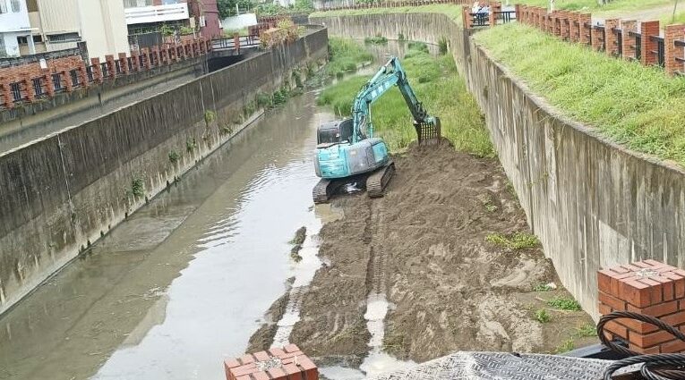 水利局於鳳凰颱風來襲前清疏曹公新圳　強化排水通洪能力