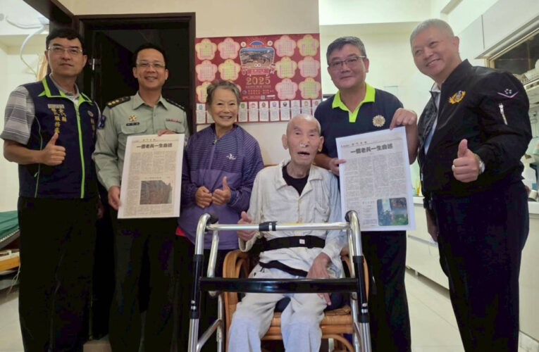 金門榮服處偕後備中心探視獲抗戰紀念徽章老兵  親送剪報暖意滿滿